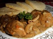 Uzená plec s hlívou na kmíně, houskový knedlík Láznička