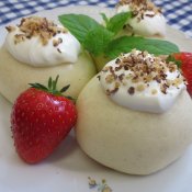 Jahodové knedlíky Láznička se šlehačkou a strouhanými ořechy