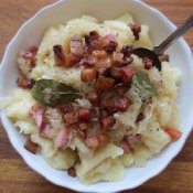 Bramborové noky s uzenou vepřovou kýtou a se zelím