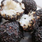 Rýžové knedlíčky obalované sezamovým semínkem