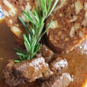 Perníkový knedlík s mufloní kýtou na rozmarýnu