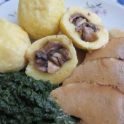 Bramborové knedlíky plněné žampiony