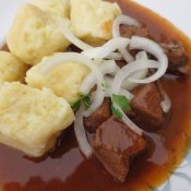 Bramborové kostky s kančím gulášem