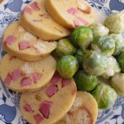 Bramborový knedlík žemlový s uzeným masem