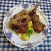 Nadívaný bažant s pečenými slaninovými knedlíčky