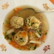 Polévkové krupicové knedlíčky s krůtím masem