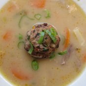 Slaninový knedlíček masový v pivní polévce