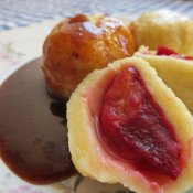 Švestkový knedlík bramborový s povidlovou omáčkou