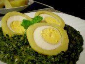 Bramborové knedlíky plněné vejcem se smetanovým špenátem