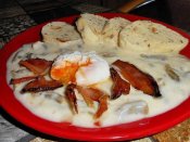 Fazolky na smetaně s vejcem a se slaninou