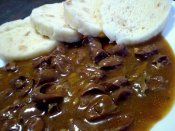 Guláš z kuřecích srdíček s houbami