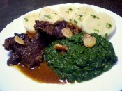 Hovězí na česneku, bramborový knedlík, špenát