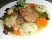 Hovězí polévka s krupicovými noky