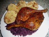 Medová kachní stehýnka se zelím a bramborovo-houskový knedlík