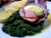 Oravský krůtí závitek, bramborový knedlík, špenát