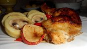 Pečené kuře na jablíčkách, bramborový knedlík plněný žampiony