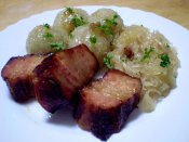 Pečený uzený bok, chupatý knedlík, zelí