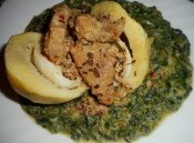 Plněný bramborový knedlík s pikantním masem a se špenátem