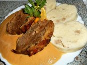 Vepřová krkovice pečenáv kořenové zelenině se smetanou