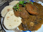 Vepřová kýta pečená na houbách s hráškem